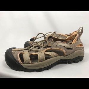 Keen woman shoes size 7.5